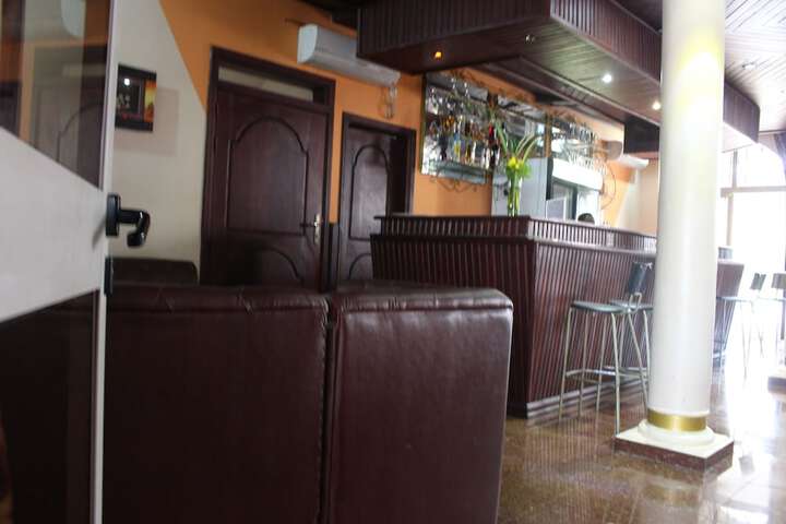 Lounge 51 of 56