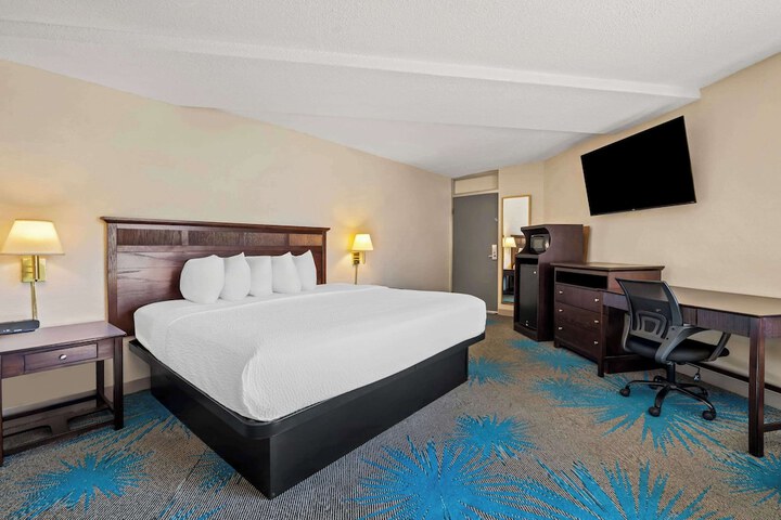 1 King Bed (2 of 11)