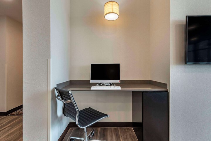 Business Center 25 of 28