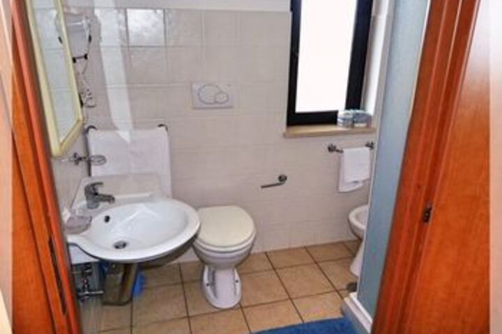 Room 4 of 70
