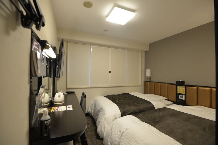 Room 8 of 33