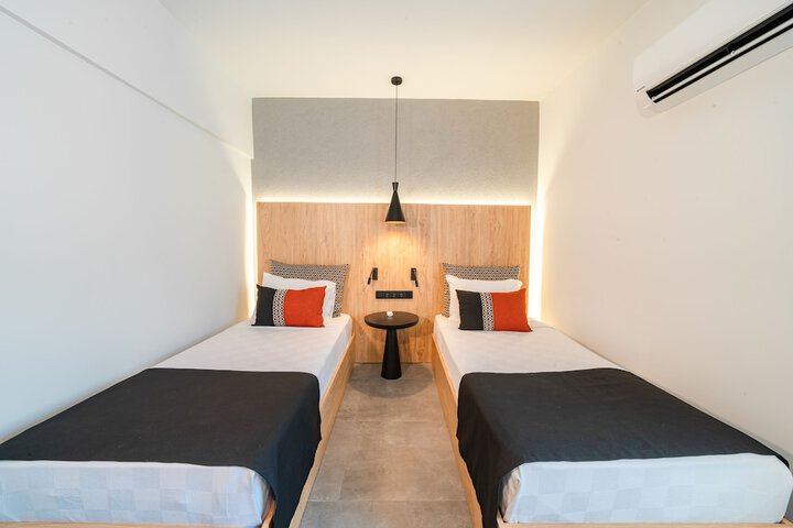 Room 6 of 63