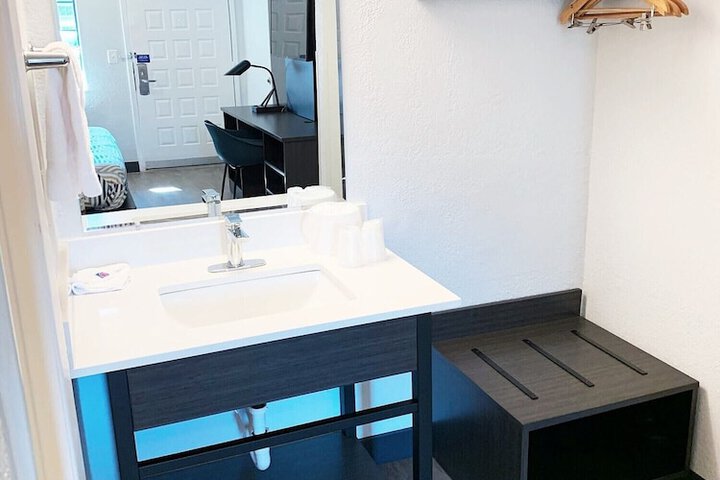Bathroom sink