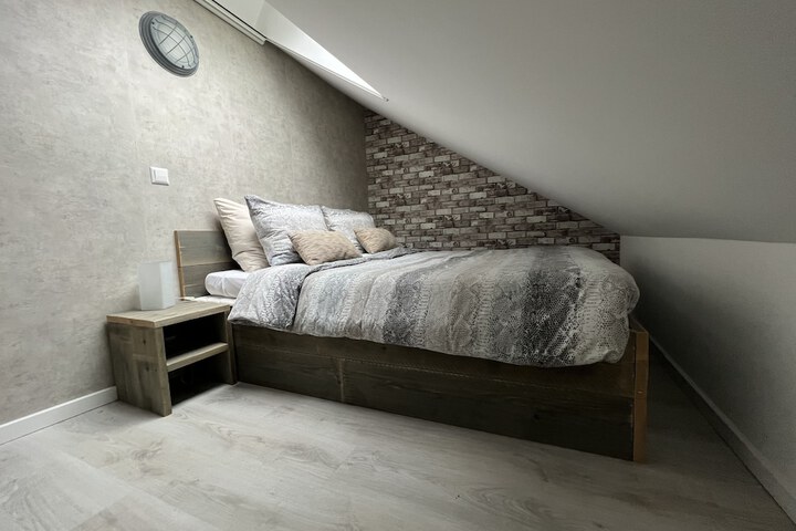 Room 5 of 33