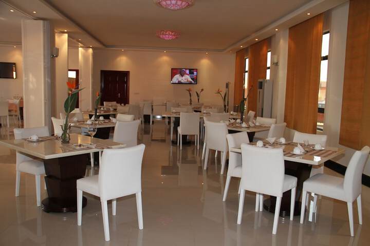 Dining 9 of 14