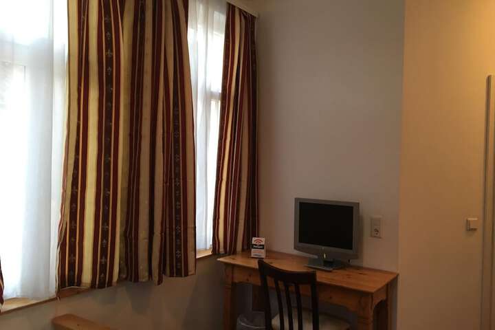 Room 27 of 47