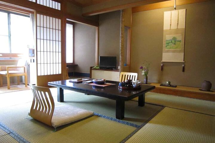 Room 4 of 16