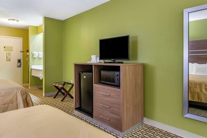 1 Queen Bed Accessible (4 of 13)