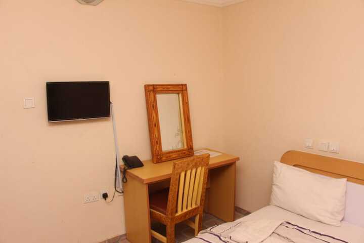 Room 4 of 10