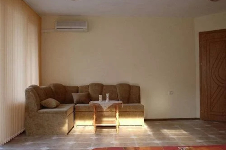 Room 8 of 18