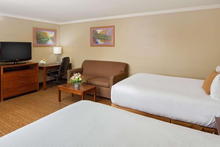 2 Queen Beds (14 of 15)