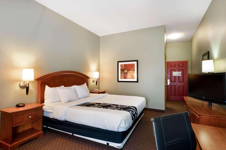 1 King Bed Deluxe Mobility Accessible (2 of 15)