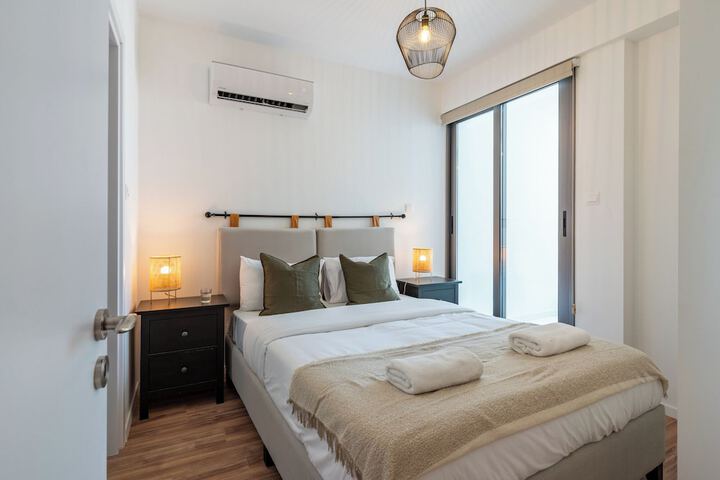 Room 8 of 210