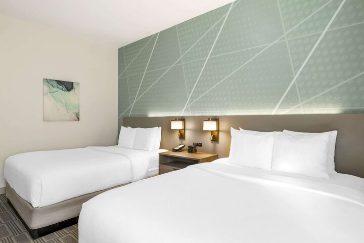 2 Queen Beds (1 of 10)