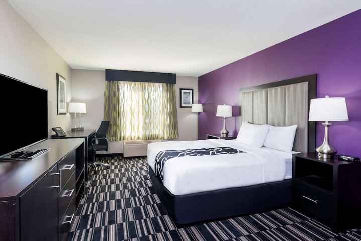 1 Queen Bed Mobility Hearing Accessible Room Bathtub with Grab Bars (6 of 9)