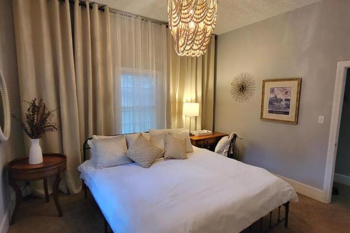 Beautiful Stay King Bed 7-min to Downtown ATL in Atlanta, GA