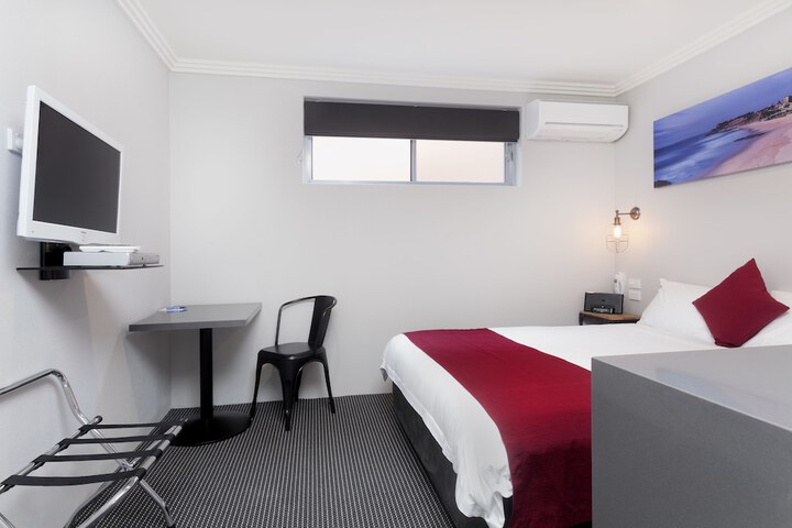 Room 3 of 65