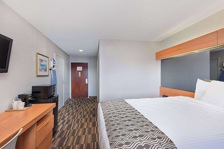 1 Queen Bed Accessible (16 of 32)