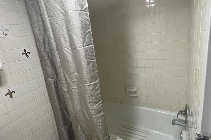 1 Queen Bed (6 of 10)