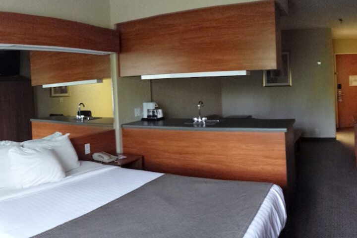 1 Queen Bed (15 of 25)