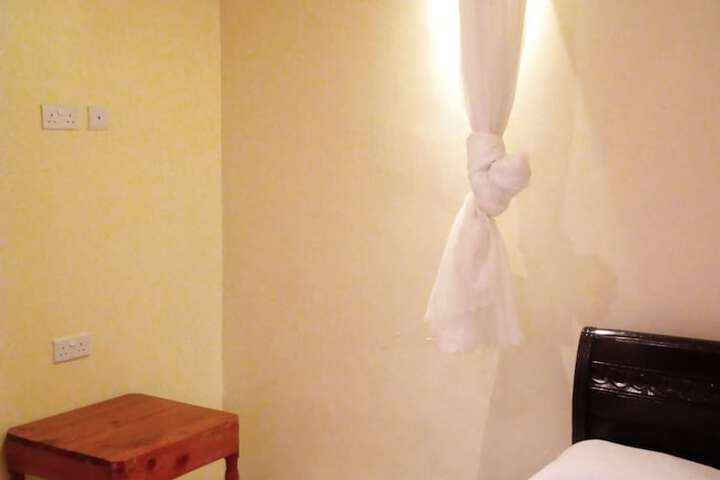 Room 6 of 16