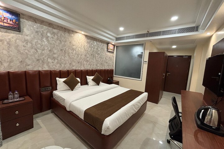 Room 2 of 10