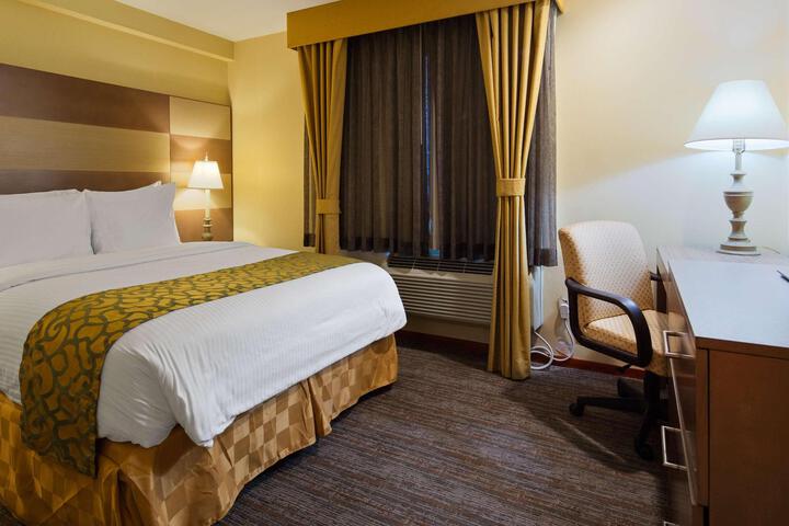 1 Queen Bed High Speed Internet Accessible Coffee Maker, Hairdryer Iron and Ironing Boar (2 of 4)
