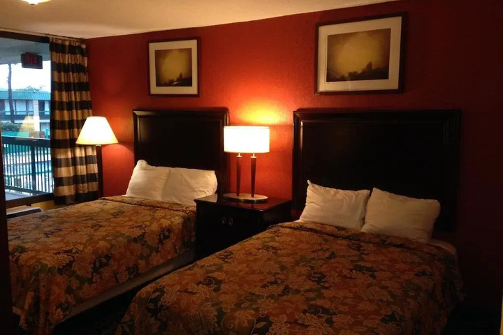Room 7 of 12