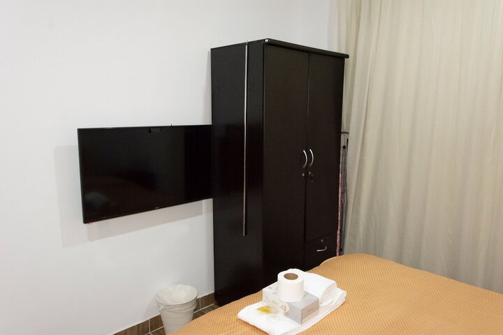Room 13 of 33