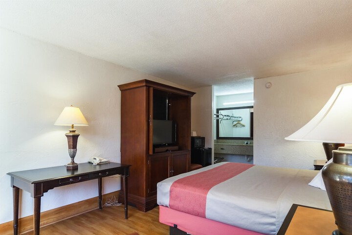 1 King Bed (4 of 7)