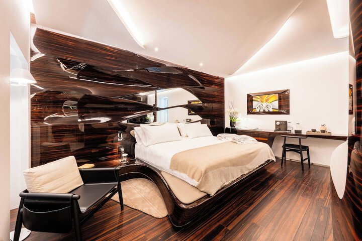 Room 9 of 105