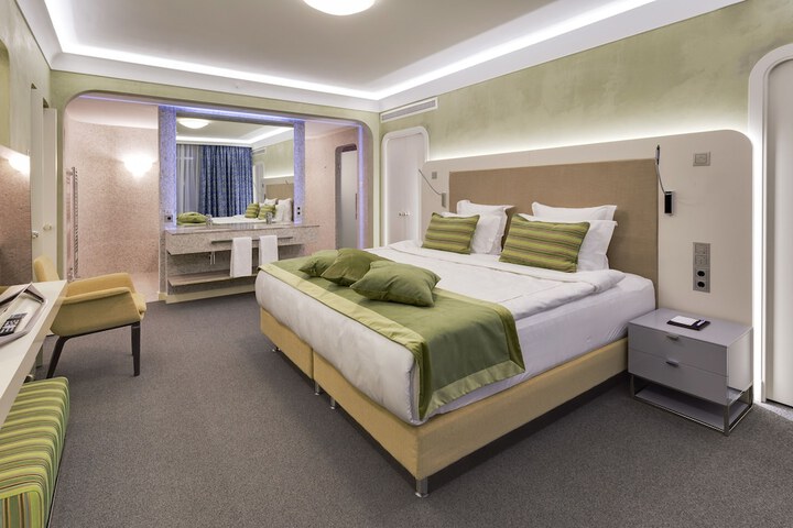 Room 3 of 42