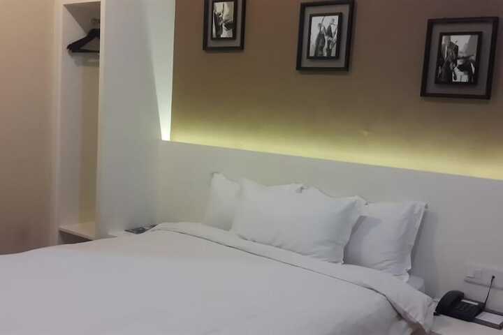 Room 6 of 17