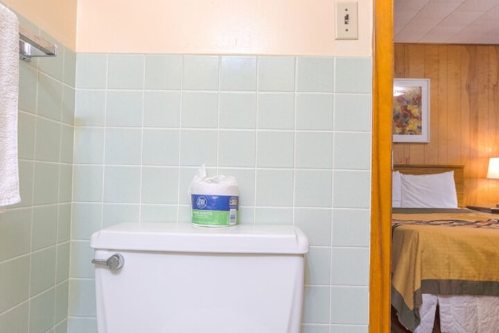 Family 2 Queen Beds Kitchenette (14 of 18)