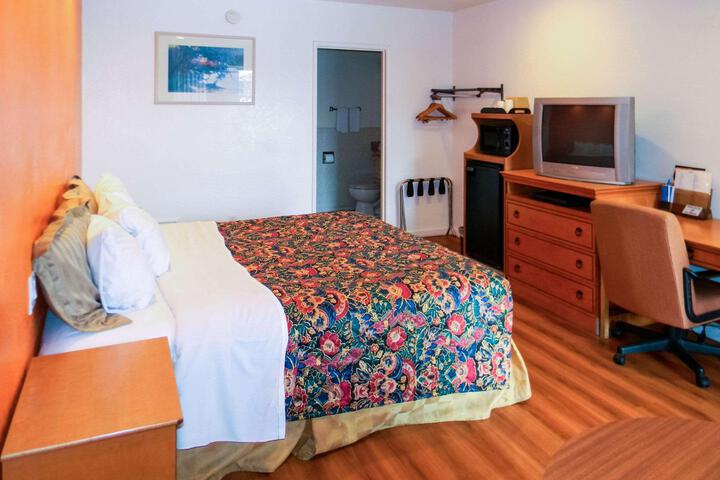 1 King Bed (3 of 8)