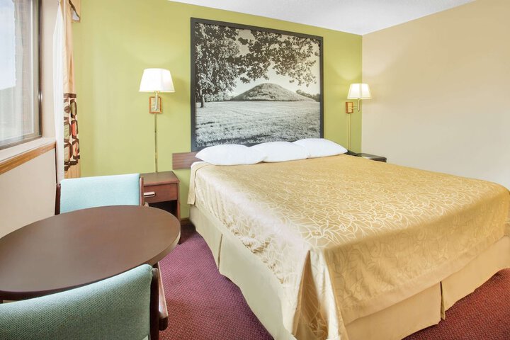 1 King Bed (1 of 11)
