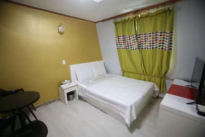 Room 16 of 28