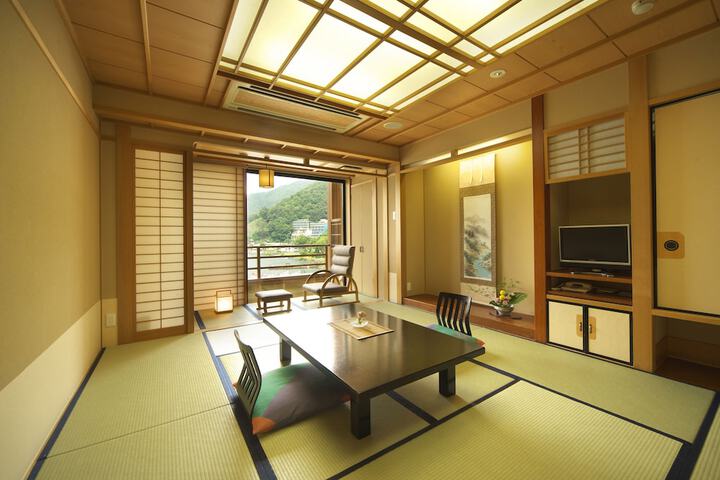 Room 27 of 114