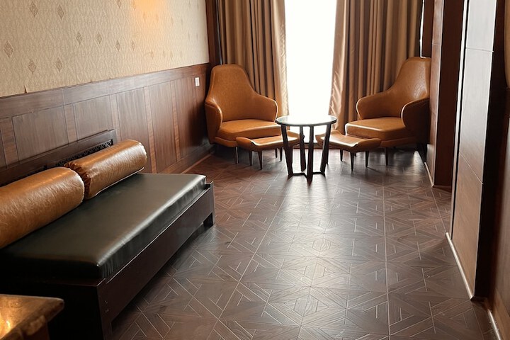 Room 4 of 33