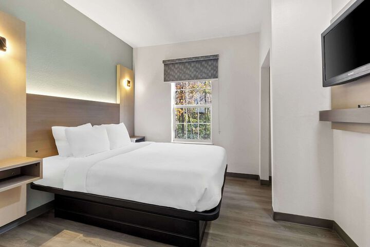 3 Queen Beds Efficiency Accessible (3 of 10)