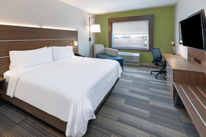 1 King Bed (5 of 10)