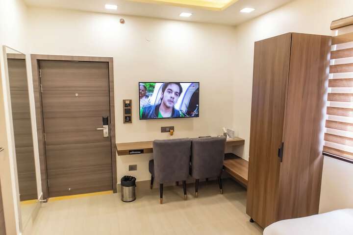 Room 93 of 221