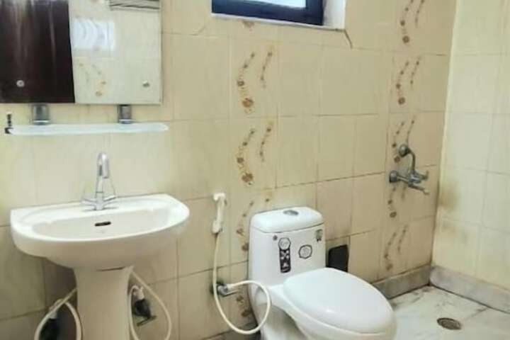 Room 8 of 9