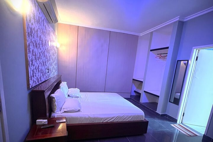 Room 28 of 137
