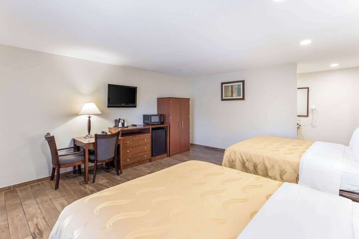 2 Queen Beds (14 of 27)
