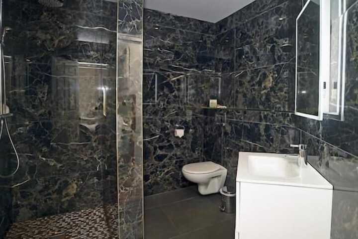 Room 9 of 14