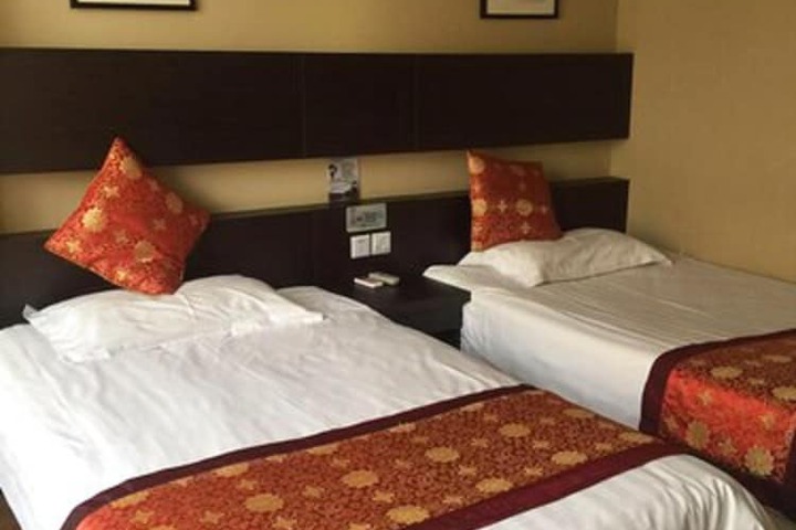 Room 6 of 12