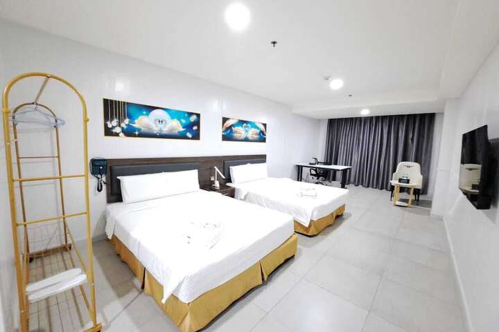 Room 2 of 32