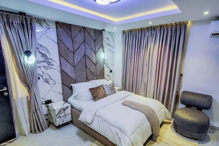 Room 5 of 8