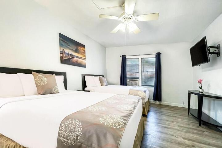 Studio Queen Bed (3 of 24)